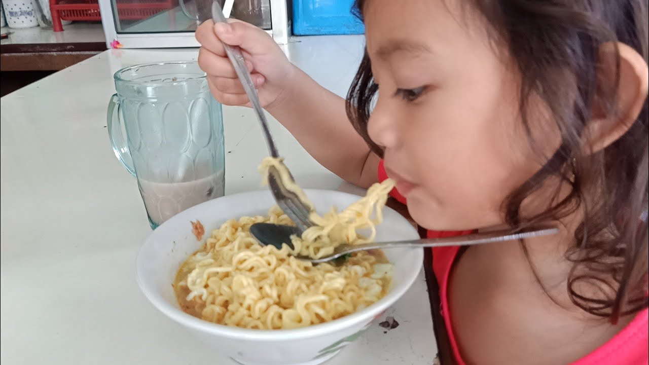 Drama Parodi Makan Di WARKOP - Makan Enak Gak Harus Mahal | Salsa and Family