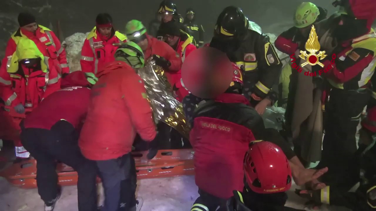 Il lavoro dei vigili del fuoco sull'hotel Rigopiano: Salvataggio di tre persone