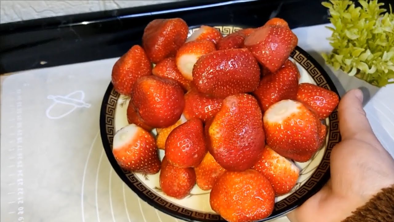 هاتي نص كيلو الفراوله اللي عندك في الثلاجه 🍓🍓 واعملي أسهل وأسرع تحليه