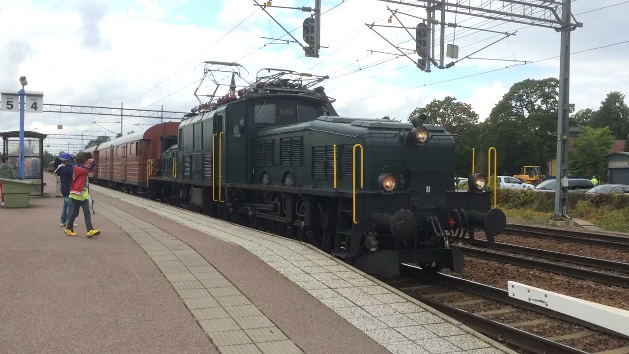 Krokodilen l&auml;mnar Storviks station