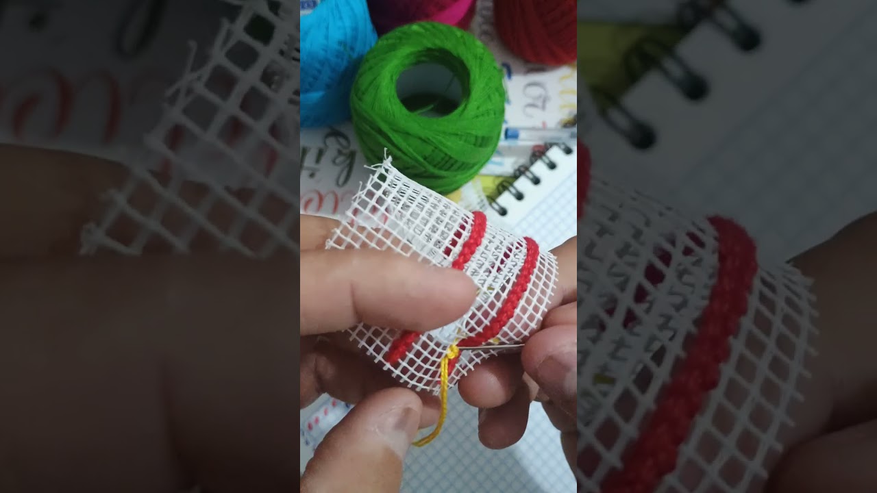 Tira bordada con punto de lomillo