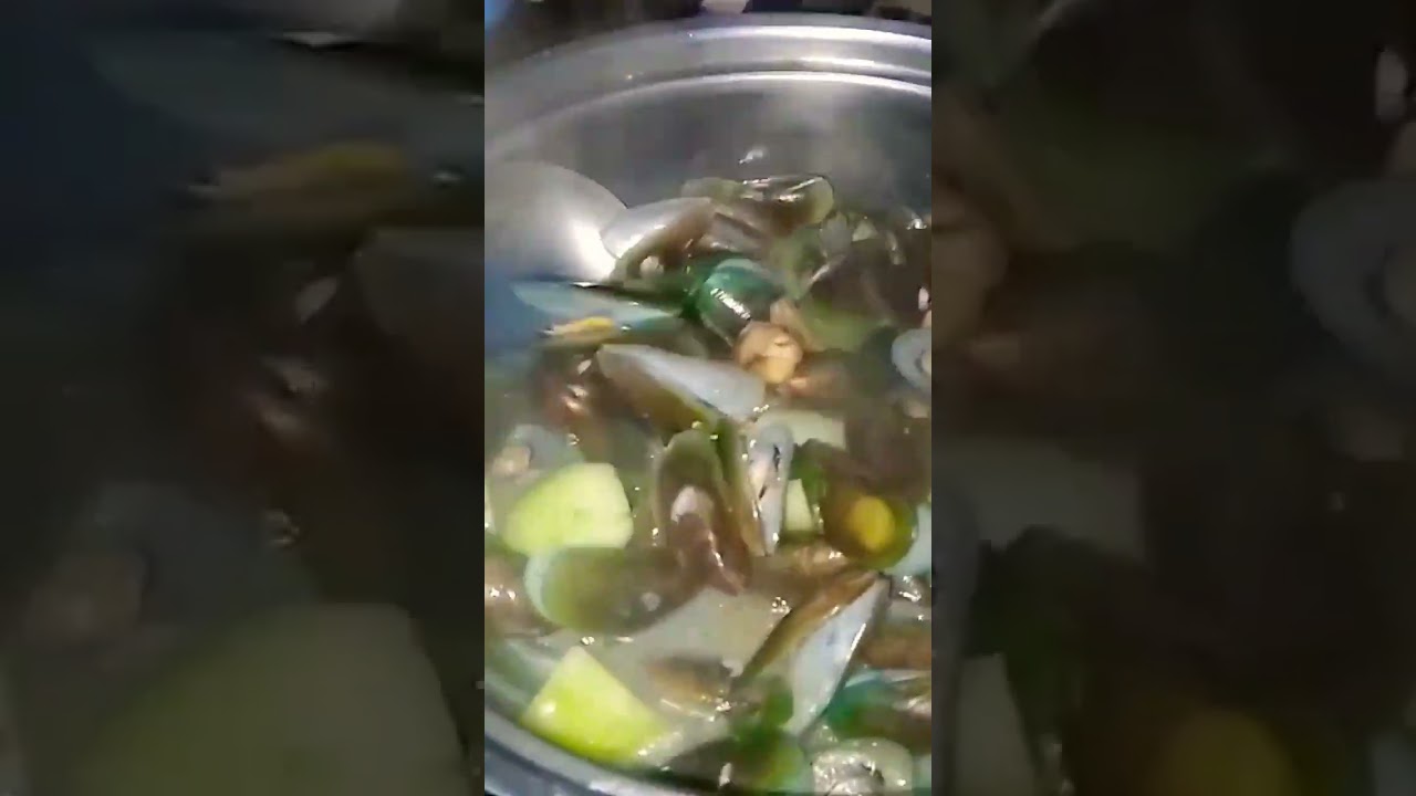 stir-fried mussels with broth  