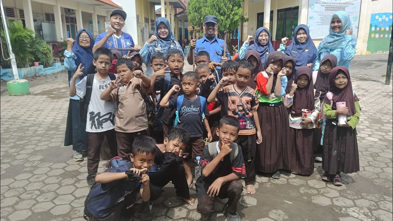 ATASI GENANGAN AIR, SDN KARANG JALAK 2 MASIFKAN PEMBUATAN LUBANG RESAPAN BIOPORI 