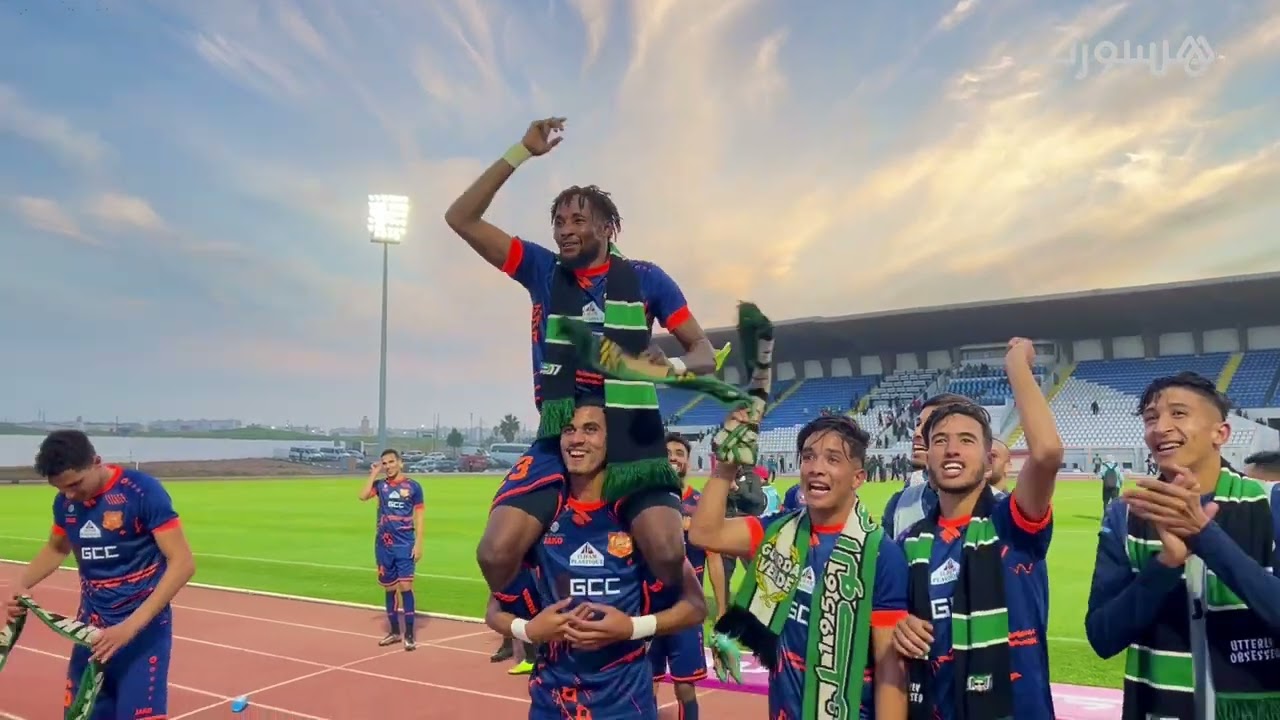 لاعبو الدفاع الجديدي يتقاسمون فرحة التأهل إلى ثمن نهائي كأس العرش مع الجماهير المتنقلة للدار البيضاء