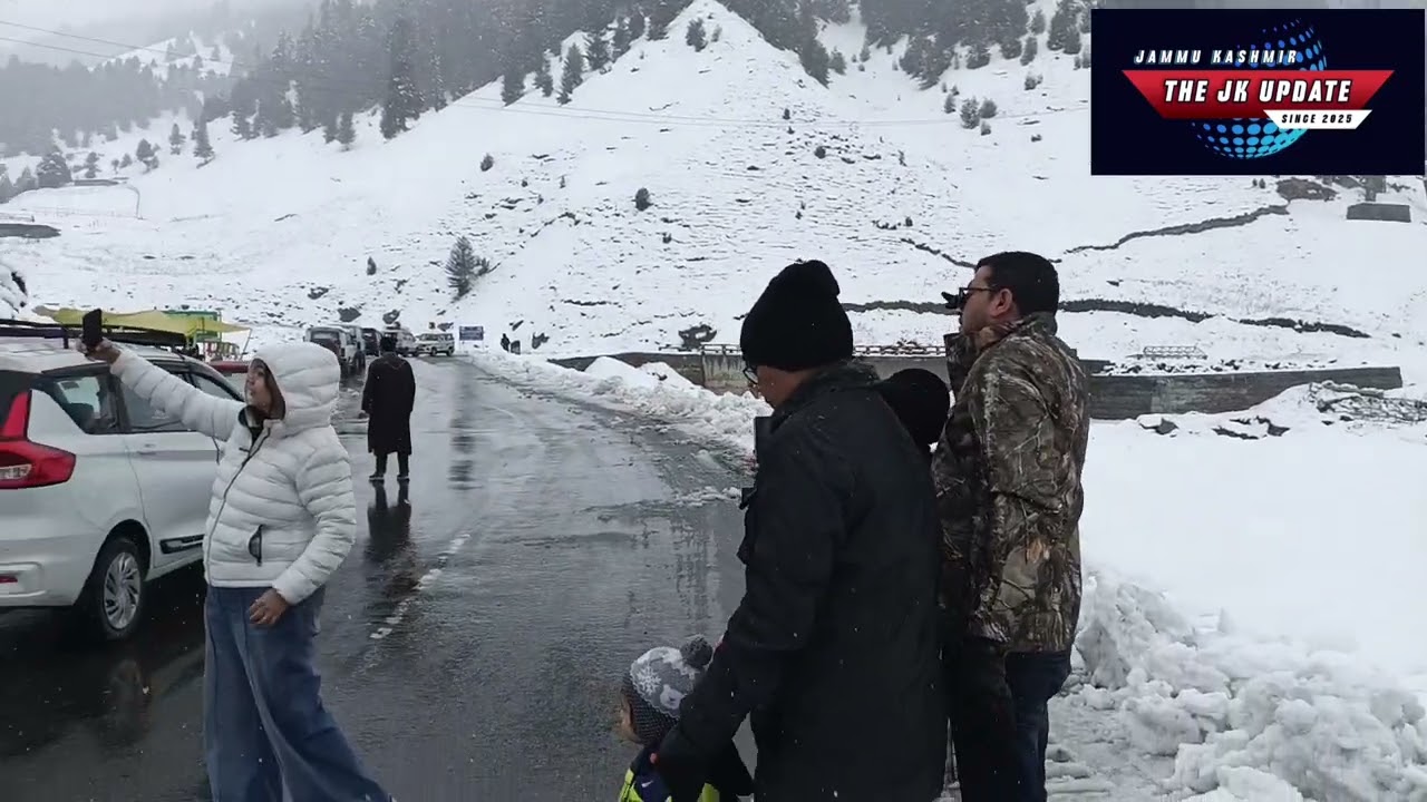 टूरिस्ट ने किया सोना मार्ग में स्नोफॉल का इंजॉय