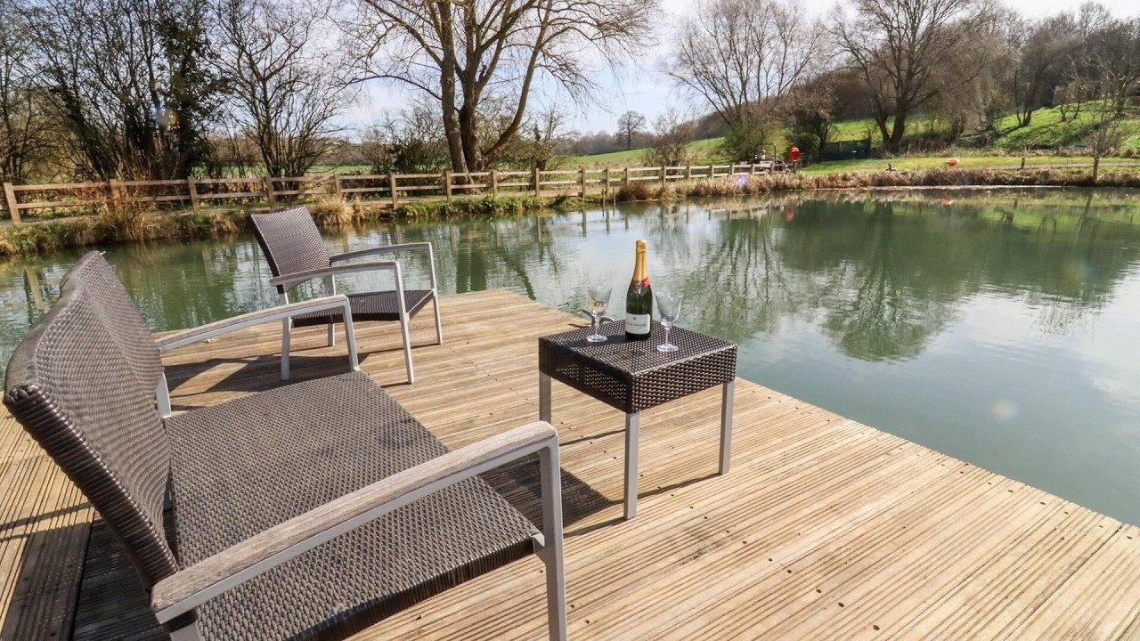 Acorn Lodge At Bridge Lake Farm & Fishery, Banbury, United Kingdom | Travel With Kiara