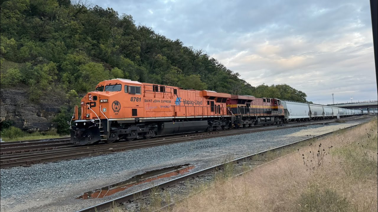 Night time chasing CP 8781 Hapag & Lloyd heritage unit & bonus Amtrak Borealis #1333 9/20/2025
