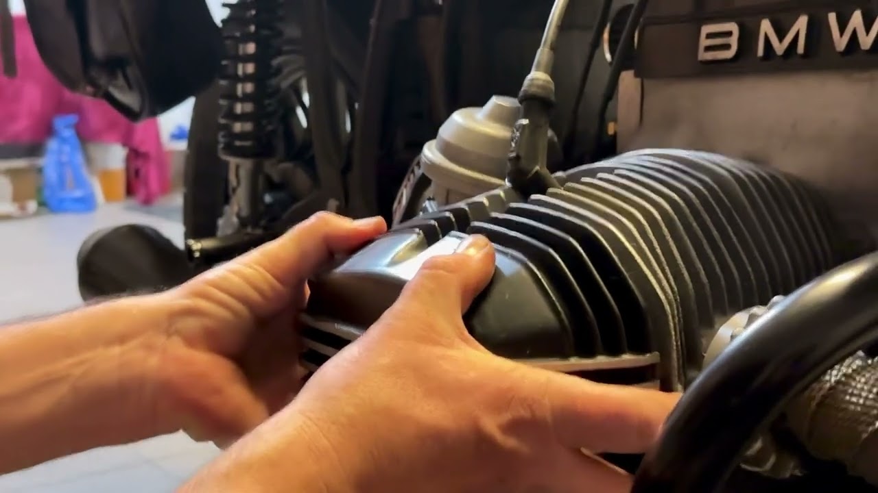 Il meccanico in garage parte 2 -come sostituire l’olio al cambio, registrazione valvole moto BMW R45
