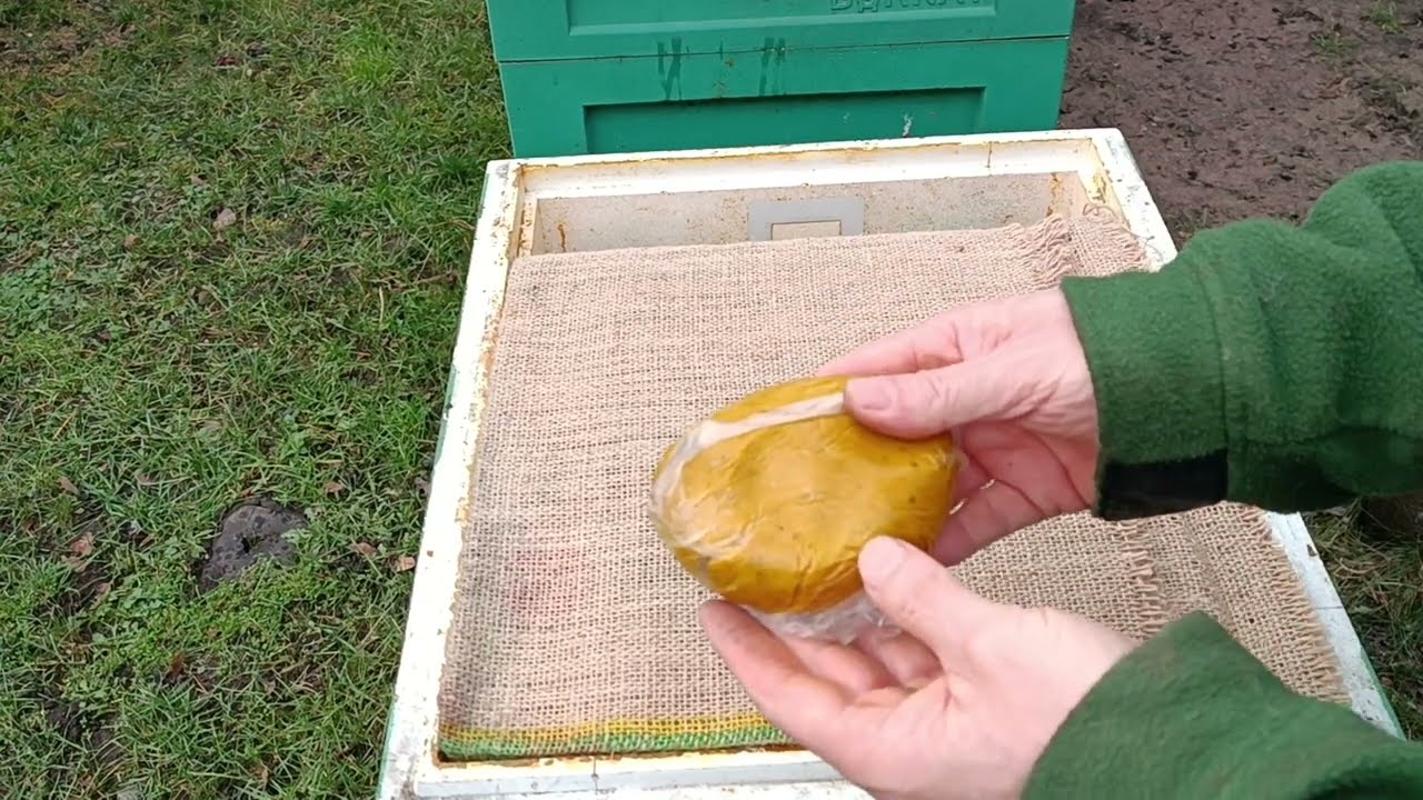 Ocieplanie gniazda pszczołom i zamiana korpusów, Insulating the nest with a bee and replacing bodies