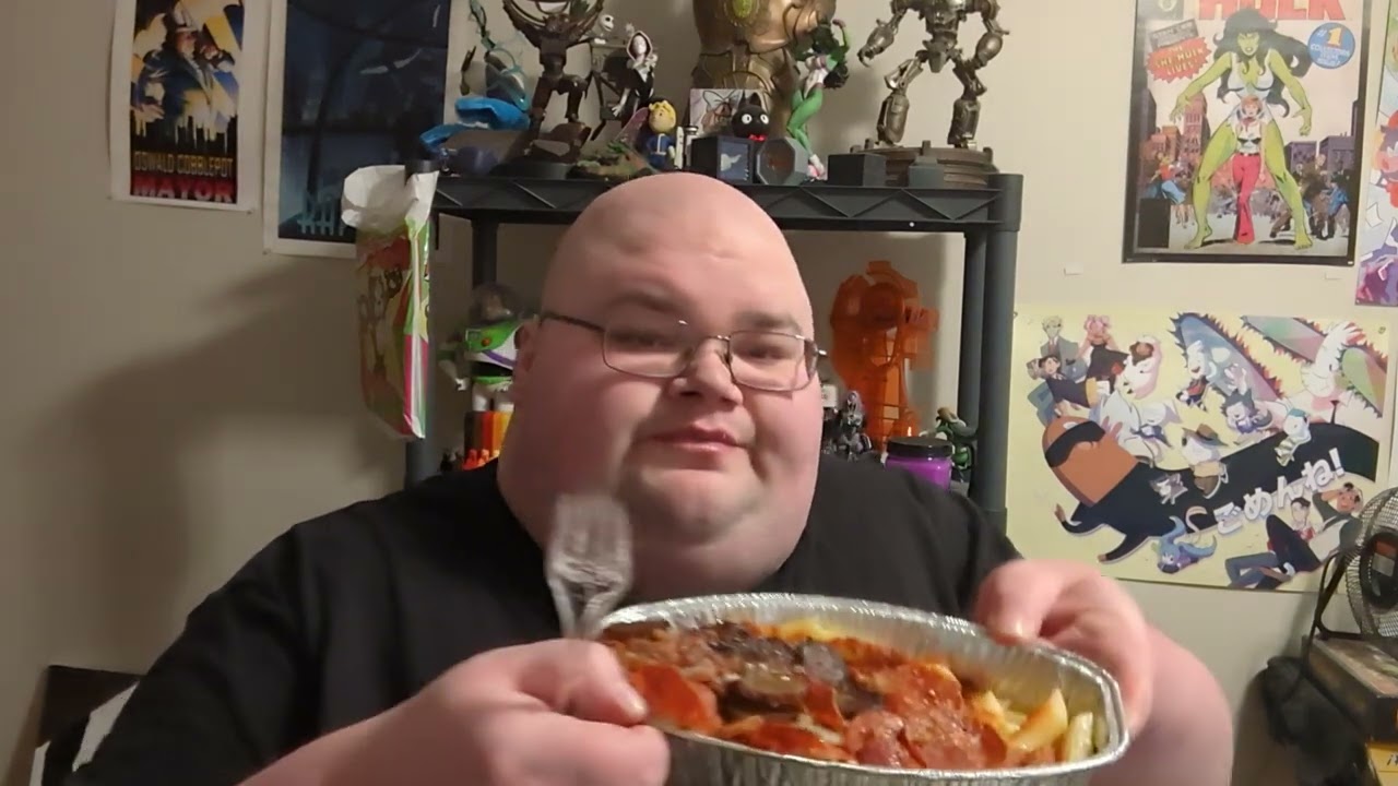 Royce Tries Fazolis' Meaty Pizza Bowl