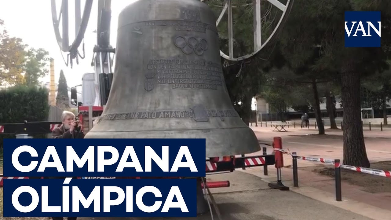 La campana de olímpica de Barcelona se vuelve a instalar en Montjuïc tras su restauración.
