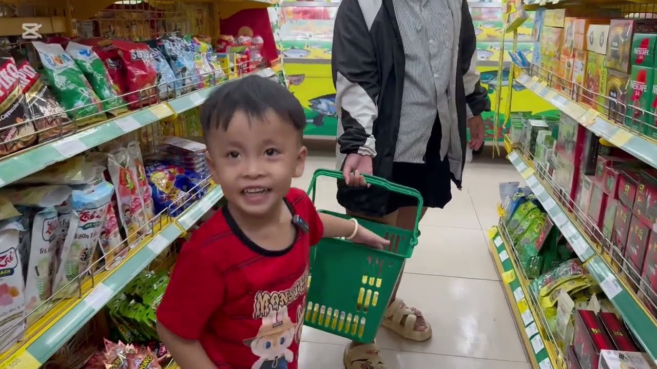Chuột Bị Mẹ Bắt Phạt Đứng Khoanh Tay Tại Bách Hóa Xanh Vì Cái Tội Phá Đồ #ngocdieuvlog#chuotbimephat