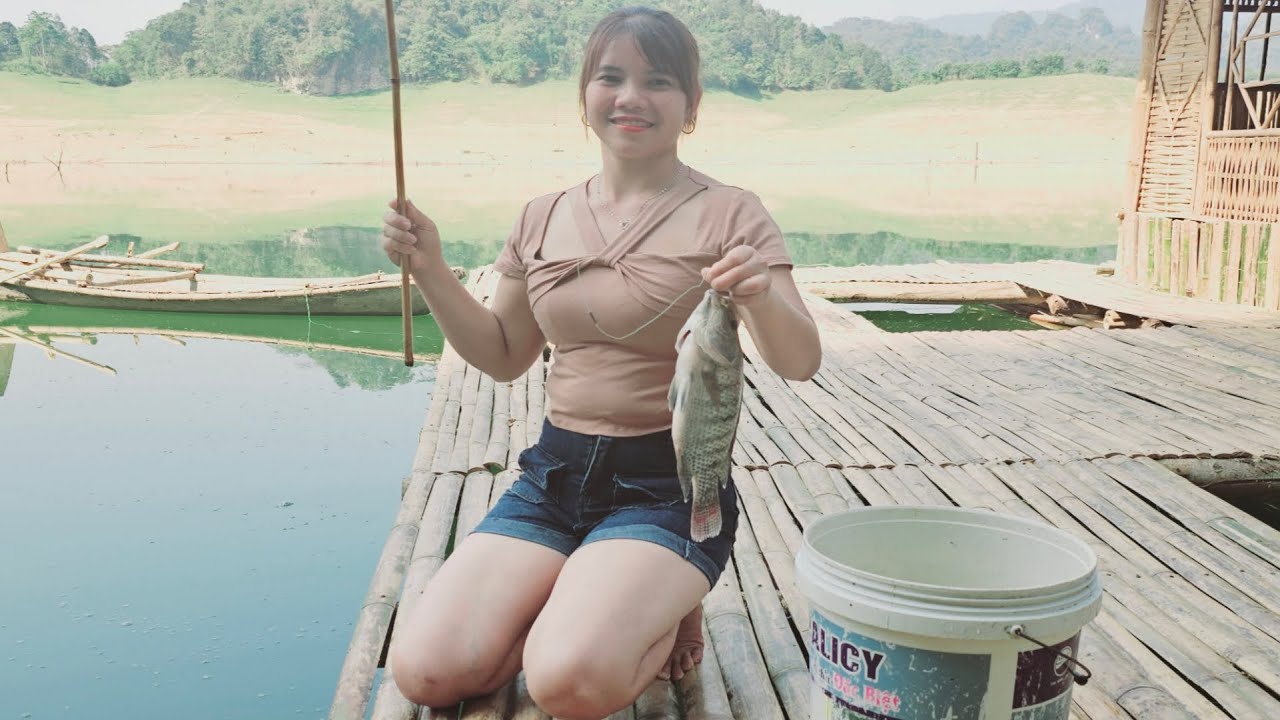 the girl who builds around the bamboo stairs, builds a wood stove and fishes, life on the lake .