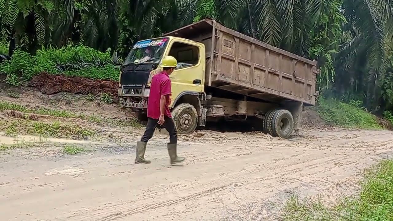 tepuruk 2 mobil !! akibat hujan berturut turut