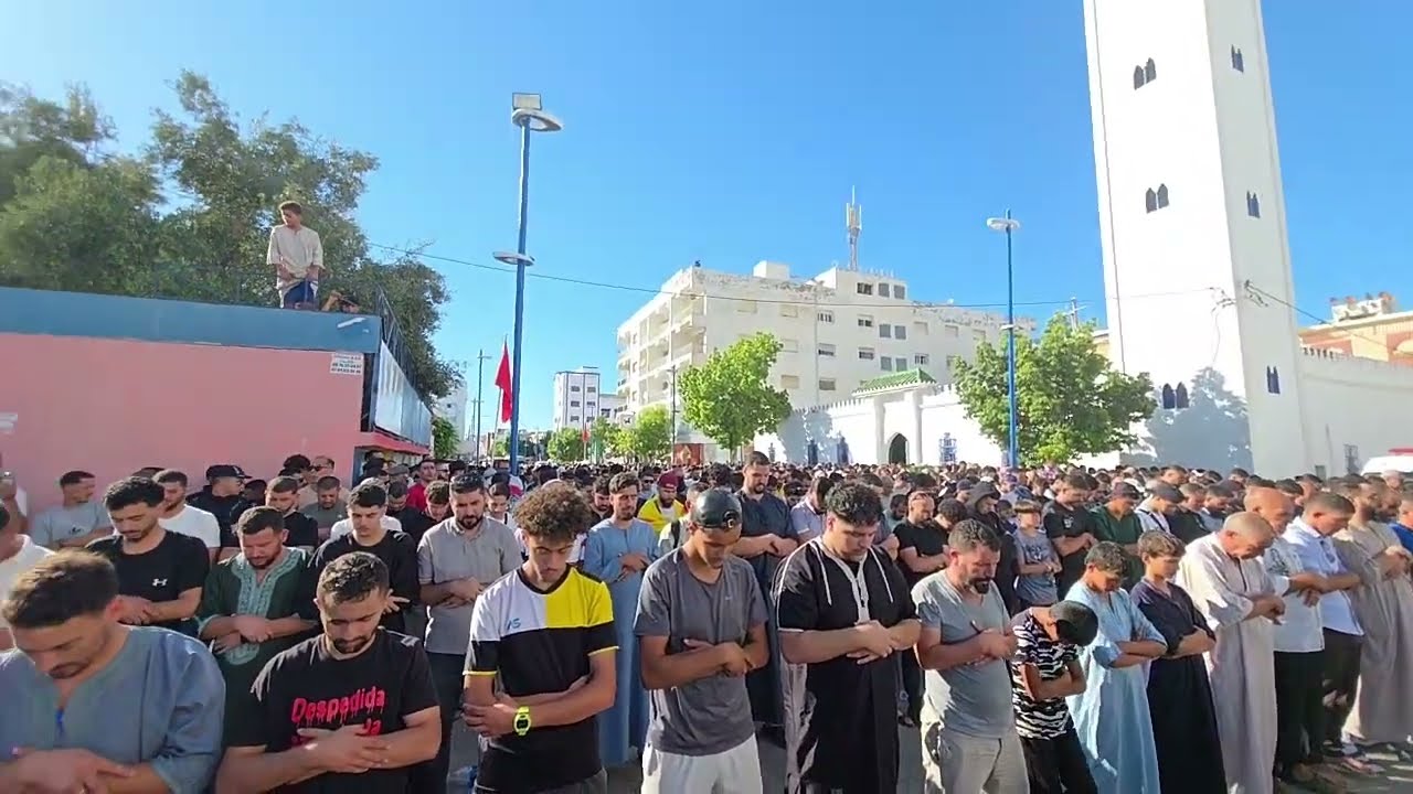 وقائع صلاة جنازة أحمد الزفزافي بحضور الآلاف من المصلين في جو مهيب