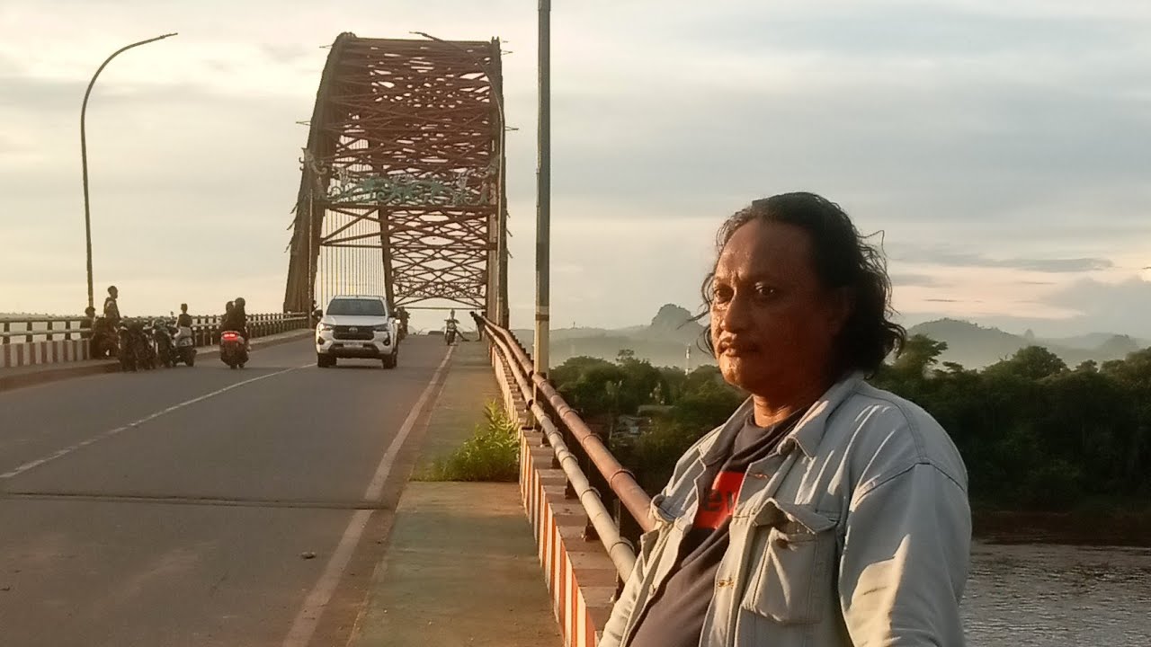 MEMANTAU  DI BALIK UNIT DI MALAM JUM AT