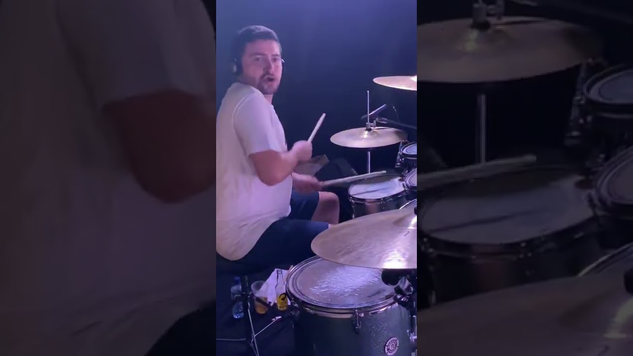 Baterista farofa quebrando tudo.