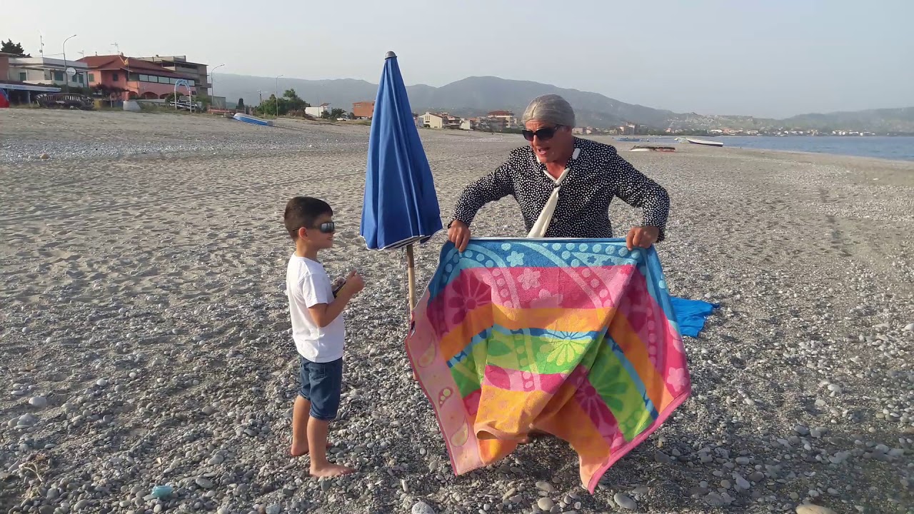 ĹA NONNA IN SPIAGGIA CON IL NIPOTE