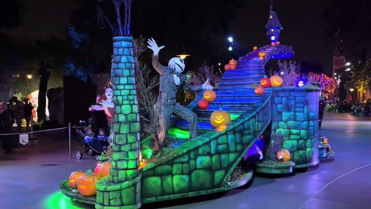 Oogie Boogie Bash Frightfully Fun Parade 👻 #disneyland #halloween #oogieboogiebash #disney #dca