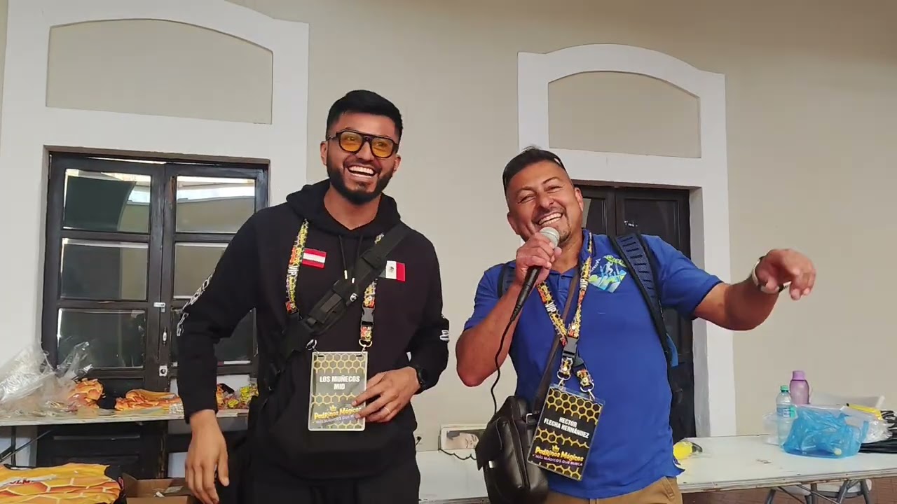 El Gallo de Muñecos Mid y La Flecha Hernandez en Rueda de Prensa de la Carrera Colmena Miel de 2026.