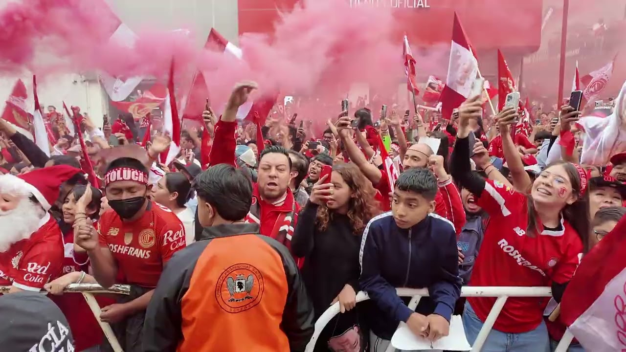 Descomunal recibimiento d la afición de Toluca a su equipo… Brutal