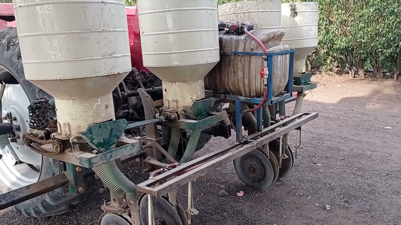 Máquina fertilizadora adaptada con discos para sepultar el fertilizante