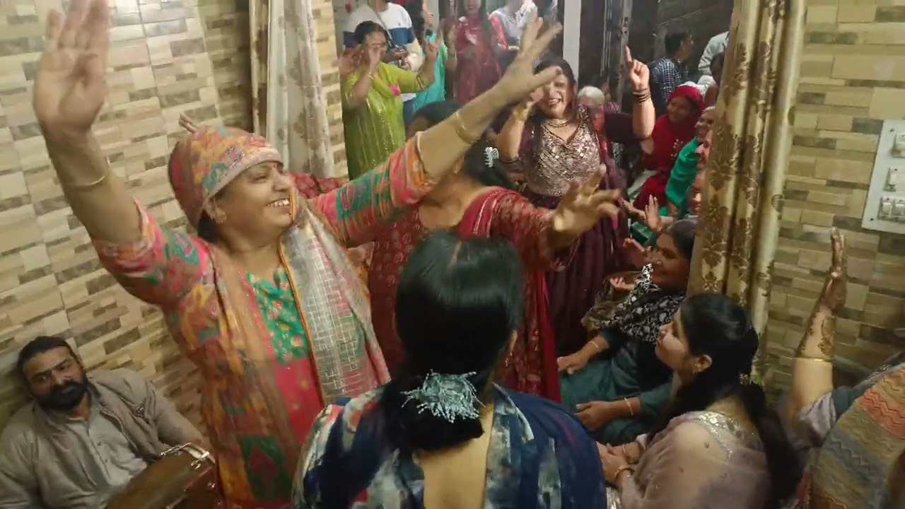 कंडक्टर कहंदा झप्पी पा या टिकट कटा | मामी केहन्दी झप्पी पानी सोखी है टिकट कटनी औखी है|