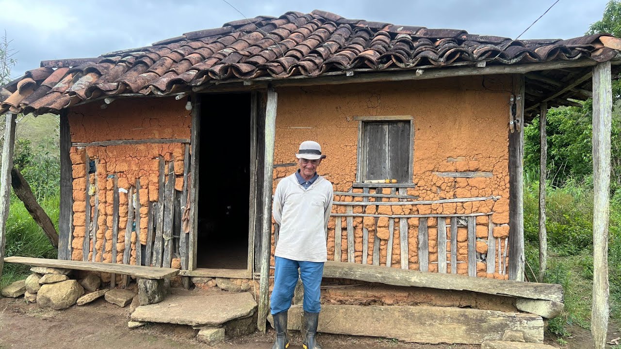 ELE MORA  ISOLADO NESSA CASINHA A MAIS DE 30 ANOS, NUNCA MOROU NA CIDADE 