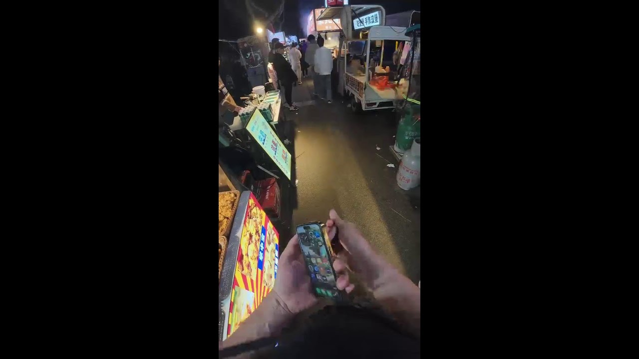 Enjoying delicious food - 纵览美食直播