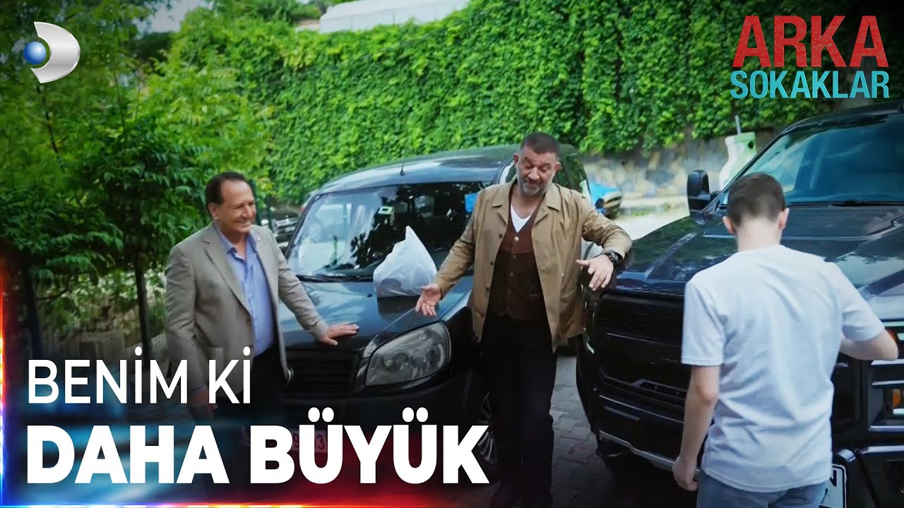 Mesut arabasıyla Hüsnü'ye hava atıyor | Arka Sokaklar 677. Bölüm