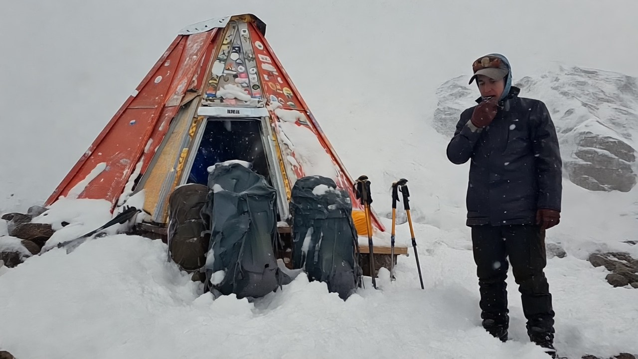 Cerro Leonera en Condiciones Extremas - Viento Blanco y Decisiones Difíciles