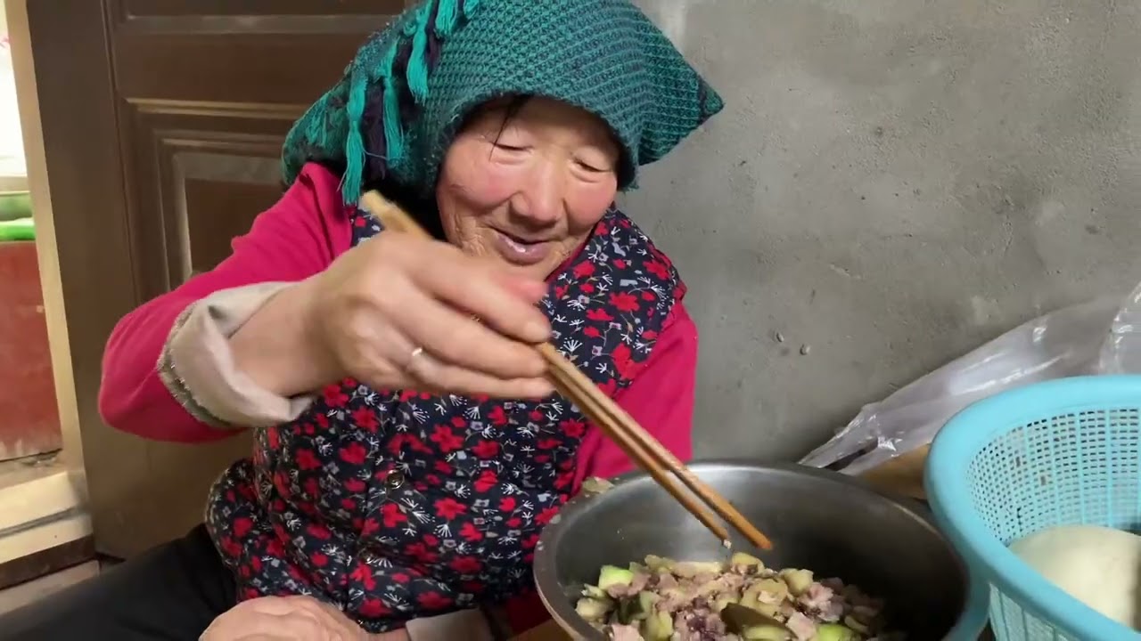 建华看视频学做饭，自制肉沫茄子，卖相不好吃着不错。#用抖音记录农村真实生活