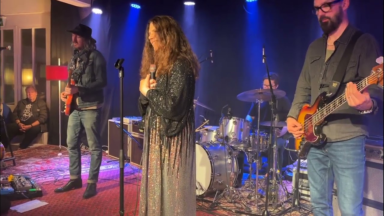 Sari Schorr, 2/2