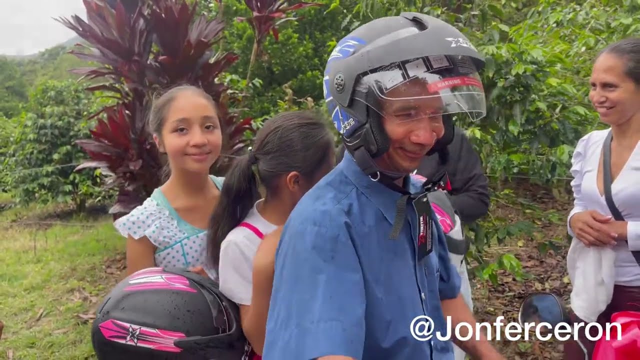 Le regalamos una moto a un papá campesino🥺👏(suscríbete) #humor #colombia