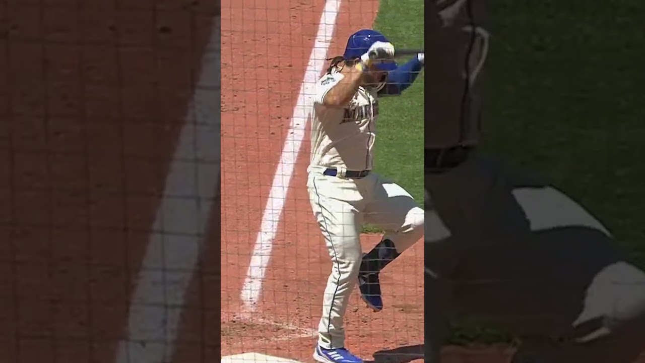 Eugenio Su&aacute;rez channels his inner Bo Jackson. 🤯