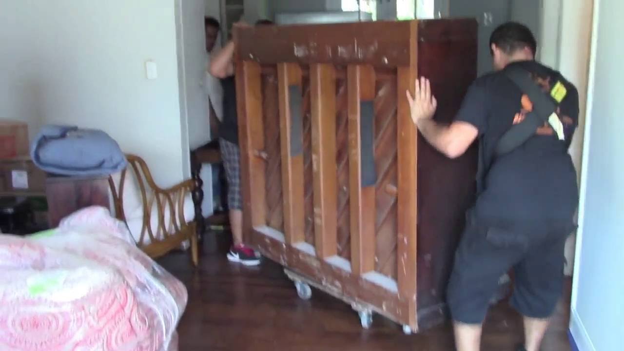Moviendo un piano super pesado y muy peligroso