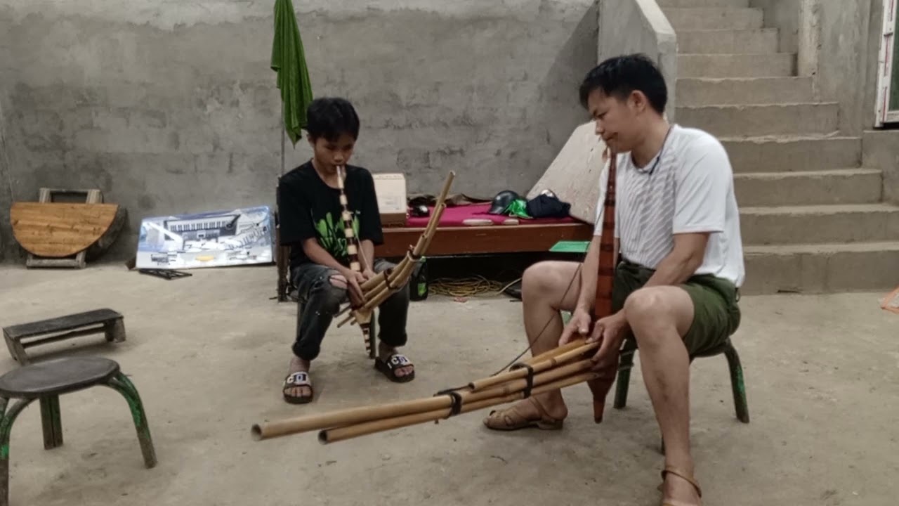 Lớp Giải khèn Bác đầu học Bài 1 CỦA ông Lìn thung thèn ván xã Pà Vầy Sủ tỉnh Tuyên Quang 