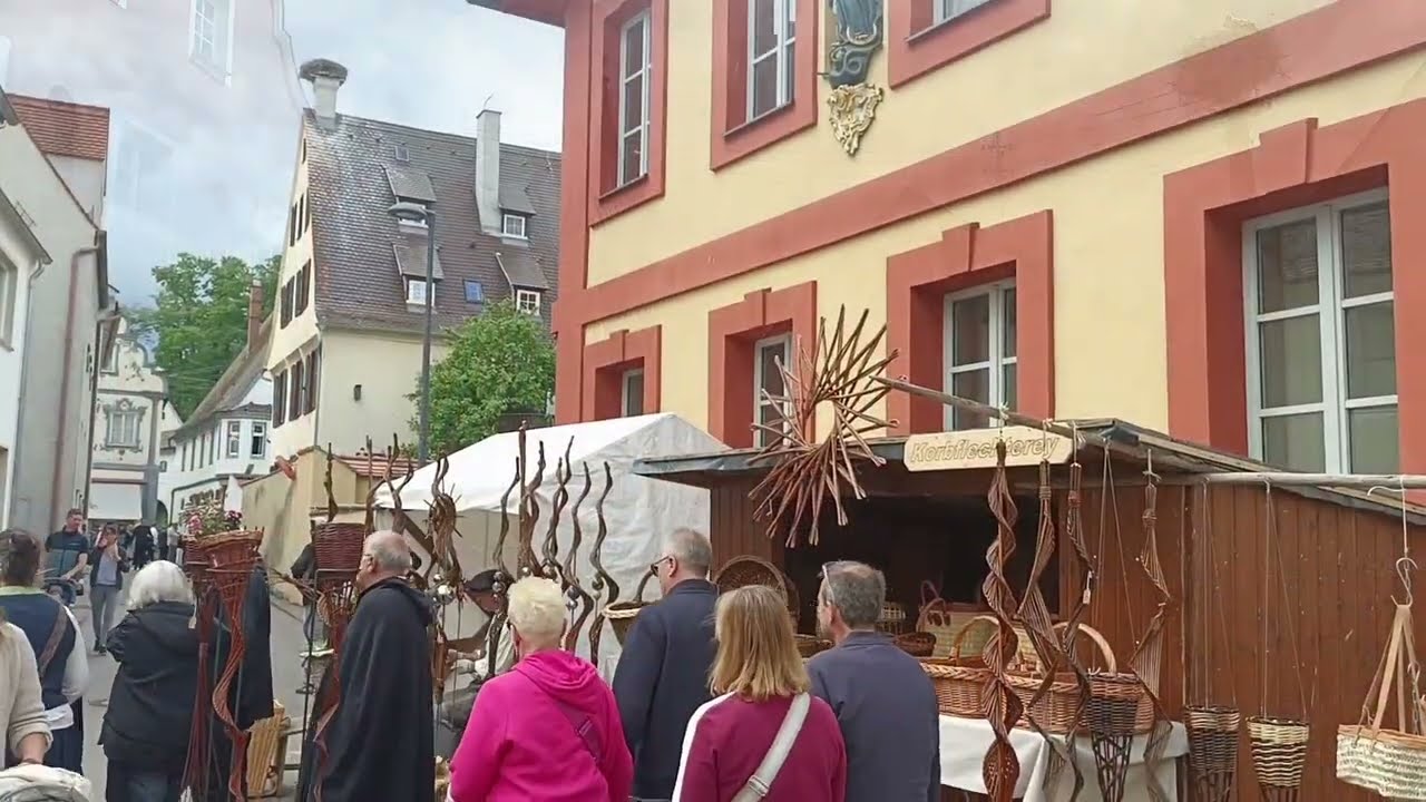 Flechterhandwerk: Das Stroh weichklopfen // Der historische Markt in Oettingen, Deutschland &bull; 2026