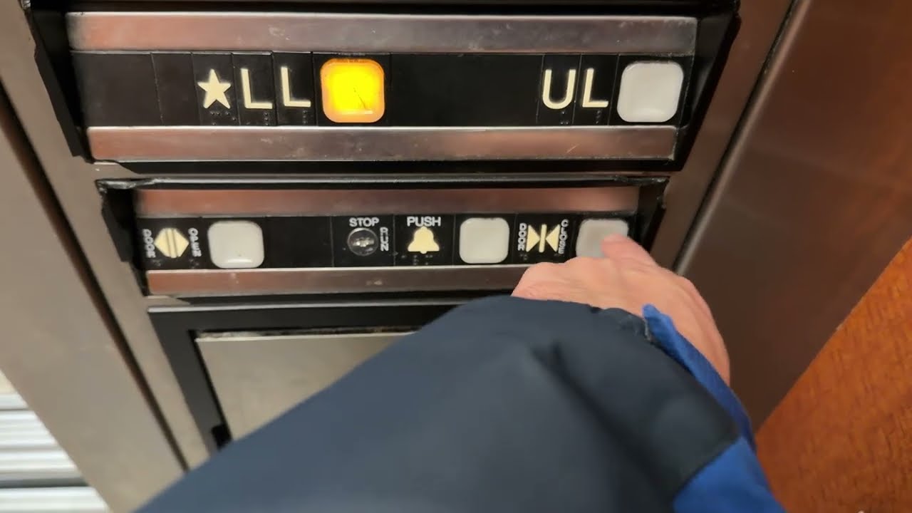 Гидравлический лифт DOVER Impulse № 2 на фабрике The Mills at Jersey Gardens в Элизабет, штат Нью...