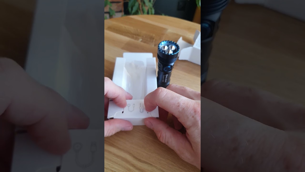 Latarka taktyczna Olight Seeker 4 Mini Cool White Black - 1200 lumenów