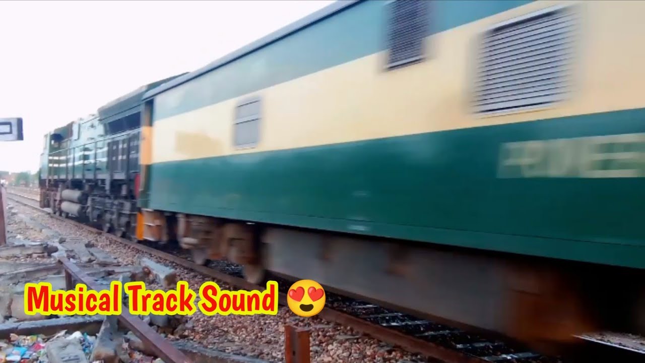 Rehman Baba Express passing through Sadiqabad Railway Station||Pakistan Railway|Riyan Masood