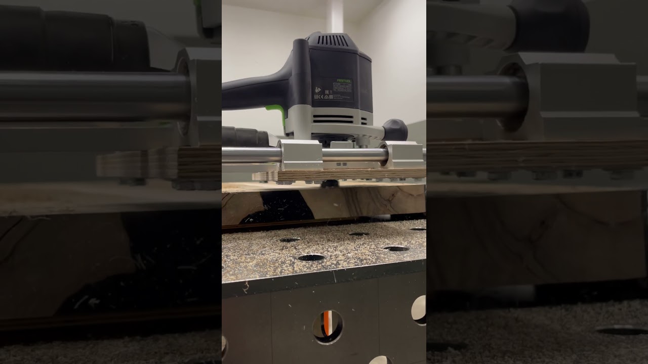 Frezowanie płaszczyzny blatu - planowanie drewna planerem diy na stole spawalniczym. Festool of1400