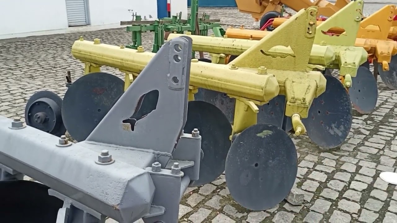 Implementos agrícolas novos e usados a venda.