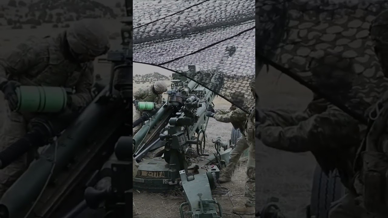 Американские солдаты проводят артиллерийские стрельбы с использованием передовых технологий управ...