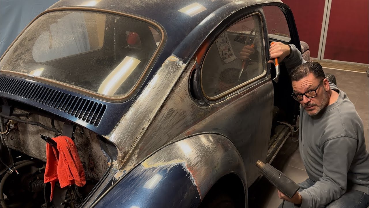 VW Käfer 1302 mit Rakel und Heissluftföhn an den Lack