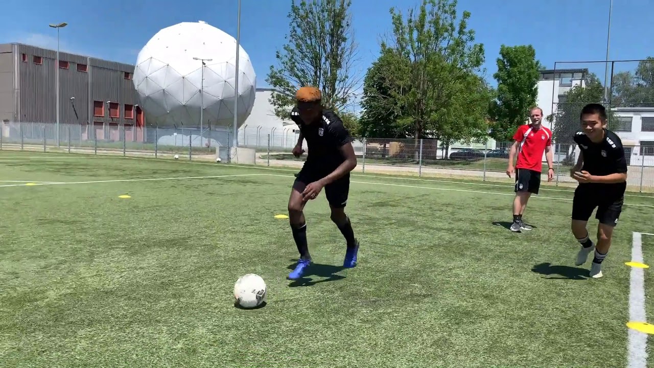Zweikampftraining am Deutschen Fußball Internat