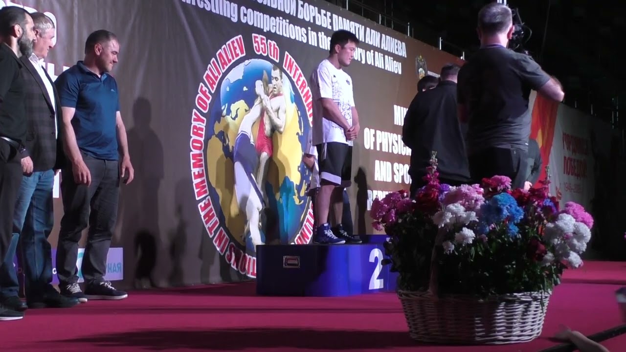 Награджение победителей и призёров в в/к до 61 кг на турнире памяти Али Алиева. Каспийск 2025.