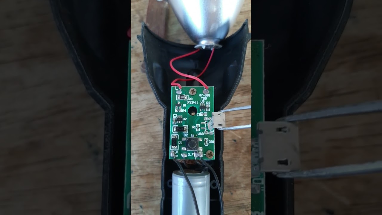 Circuito de recarga de bater&iacute;a 🔋 de una Linterna Cafini F2941