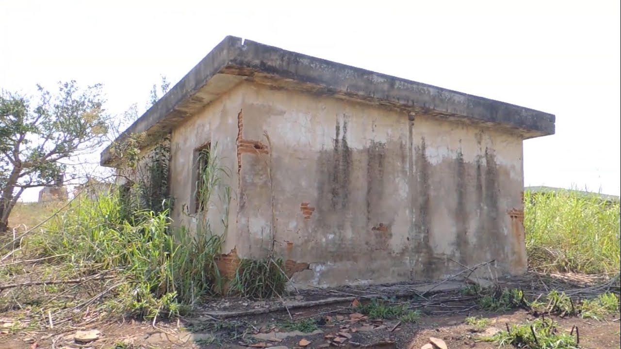 NO MEIO DE UM DESERTO, UMA CASA ABANDONADA