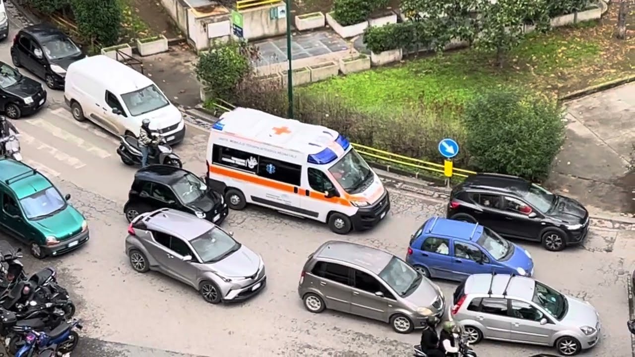 Napoli, piazza Medaglie d’Oro: una delle tante ambulanze scortate, bloccate nel traffico